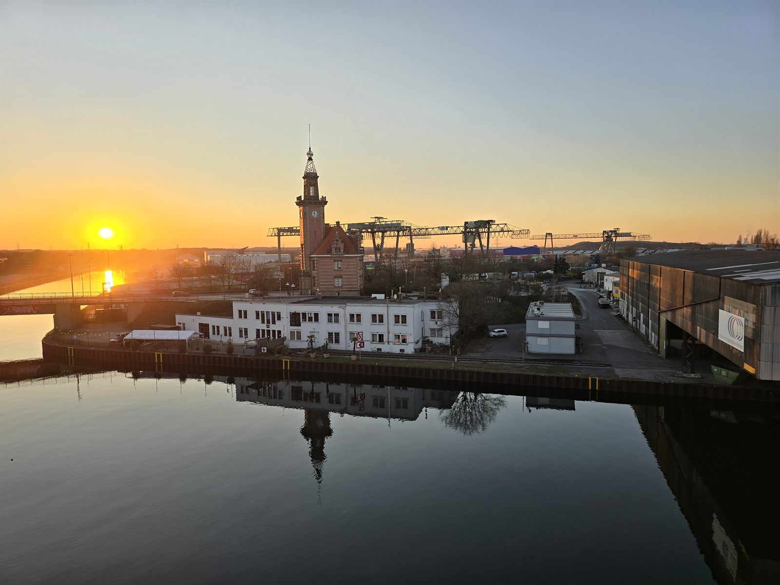 Dortmunder Hafen im Sonnenuntergang